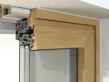 Detailansicht: So wird ein Fenster fachgerecht eingebaut. Holz-Alu-Konstruktion mit Mehrfachverglasung.
