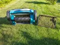 Rasenpflege: Vertikutierer mit Fangkorb voller Moos und Gras. Ob vor oder nach dem **rasen kalken**, das Gerät ist bereit.