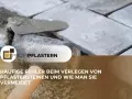 Werkzeuge zum Gehwegplatten verlegen: Ein Hammer und eine Kelle liegen neben frisch verlegten Pflastersteinen.